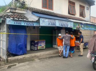 Penyidik dari Polda Metro Jaya menggelar rekonstruksi kasus penemuan mayat dalam sarung di Pamulang Tangsel, Jumat (28/6).(dra)