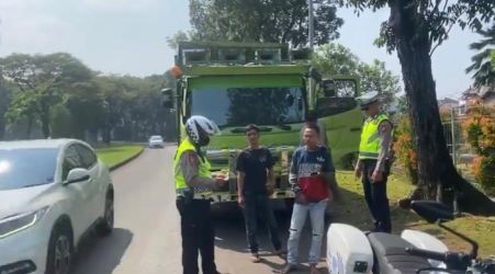 Satlantas Polres Tangsem tengah melakukan operasi penindakan terhadap truk yang melintas di luar jak operasional.(Dra)