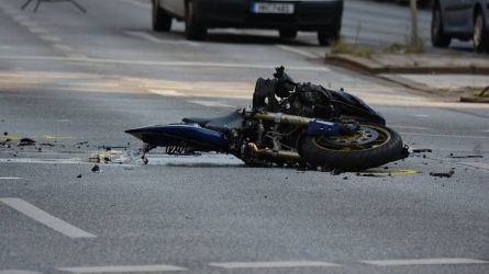 Kecelakaan tunggal saat melintasi di Jalan Pahlawan Seribu, Serpong, Tangerang Selatan (Tangsel), Jumat (14/6/2024). (Ist)