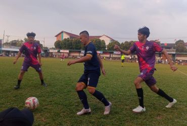 Gelandang Ad-Sya FC, Edo (tengah) tak berdaya saat menghadapi Tira Kutir.(ist).
