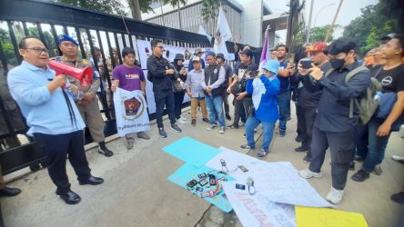 Ketua DPRD Tangsel saat menemui wartawan yang sedang melakukan demonstrasi Foto : Irawan