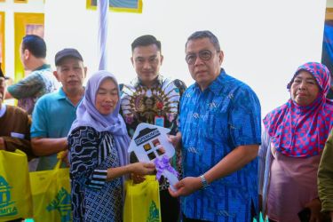 Benyamin saat meresmikan salah satu rumah yang telah rampung dibedah, Kecamatan Setu, Tangsel, Kamis (4/7/2023). (Dok. Humas Pemkot Tangsel)