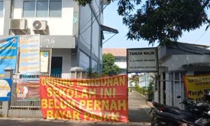 Gerbang masuk SMAN * Kota Tangsel sempat disegel. kini telah Dibuka oleh pihak yang klaim ahli waris.(dra)