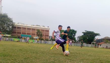 Akrom (depan) menjadi andalan Harmoni FC saat melawan Wani FC (red/tangselpos.id).