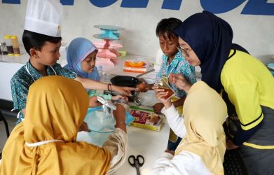 Edukasi dengan aktivitas kreatif seperti baking, sarapan dan snack. (Ist)