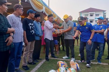 Wakil Wali Kota Tangsel, Pilar Saga Ichsan menyerahkan peralatan olahraga ke warga.