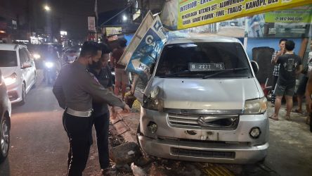 Mobil minibus seruduk warung nasi uduk di jalan Ceger Raya, Kelurahan Pondok Karya, Kecamatan Pondok Aren, Kota Tangerang Selatan (Tangsel) pada Rabu malam (3/7).(dra)