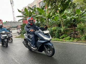 Berkendara di saat hujan harus hati-hati dan perhatikan beberapa faktor.(ist).
