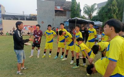 Pelatih Perschil, Saronih Bonte sedang memberi arahan kepada para pemainnya.(red/Tangsel pos.id).
