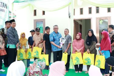Benyamin meresmikan salah satu rumah penerima manfaat bedah rumah di Kecamatan Setu, Kamis (04/07/2024). (Dok. Humas Pemkot Tangsel