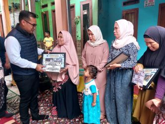 Wakil Wali Kota Tangsel, Pilar Saga Ichsan saat mendengar cerita para penerima manfaat bedah rumah di Pondok Aren. Foto ; Ist