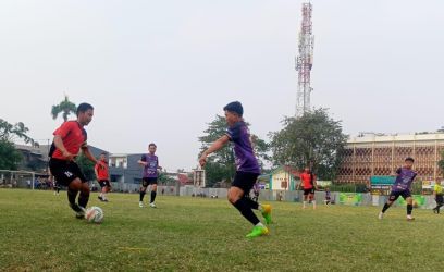 Kapten Ponram, Jabrik (merah) berusaha melewati hadangan pemain HTM (Red/tangselpos.id)