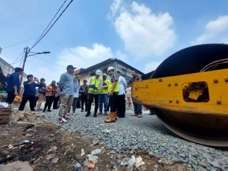 Wakil Wali Kota Tangsel, Pilar Saga Ichsan saat meninjau pembangunan penataan Kawasan Pasar Ciputat. Foto : Ist