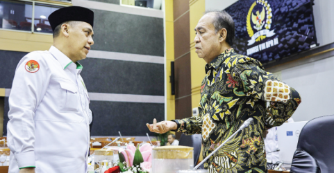 Wakil Menteri Agama (Wamenag) Saiful Rahmat Dasuki (kiri) berbincang dengan Ketua Komisi VIII DPR Ashabul Kahfi. Foto : Ist