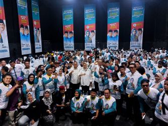 Sorak sorai ratusan pendukung menggema dalam acara Kopi Darat (Kopdar) yang berlangsung di Studio TOHA, Ciputat, Sabtu (21/9/2024). (tangselpos.id/rmn)