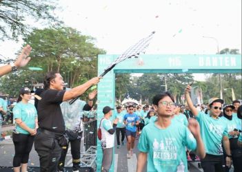 Pejabat Gubernur Banten Al Muktabar melepas peserta Banten Fun Run 5K yang digelar Pokja Wartawan Ekbispar, di Alun-alun Barat Kota Serang, Minggu (29/9).(yul)