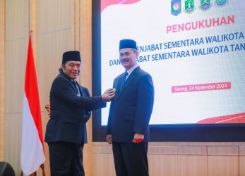 Pj Gubenur Banten, Al Muktabar mengukuhkan Tabrani sebagai Pjs Wali Kota Tangerang Selatan di Pendopo Gubernur Banten, KP3B Curug, Kota Serang ,Selasa (24/9). (Ist)
