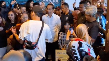 Jokowi dikerumunin warga saat malam mingguan di Gatsu, Solo. Foto : Ist