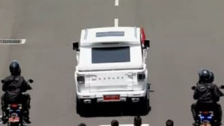 Presiden Prabowo dengan mobil Maubg Garuda. Foto : Ist