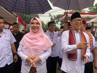 Pasangan Ruhama-Shinta saat mendaftarkan diri maju Pilkada 2024 ke KPU Tangsel.(dra)