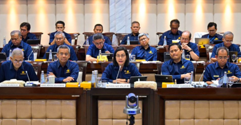 Menkeu Sri Mulyani bersama Jajarannya saat rapat bersama Komisi XI DPR. Foto : Ist