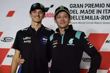 Valentino Rossi (kanan) bersama sang adik Luca Marini (kiri). Foto : Ist