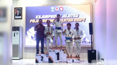 Mahasiswa UMJ berhasil menyabet emas dalam Kejurprov Jujitsu tingkat Provinsi Banten, Kamis (26/12).