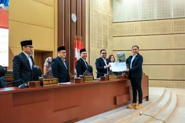 Anggota Fraksi Partai Demokrat menyampaikan laporan hasil reses dalam paripurna, Senin (9/12).