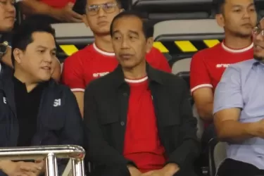 Ketum PSSI Erick Thohir nonton laga Timnas vs Laos bersama Mantan Presiden Jokowi. Foto : Ist