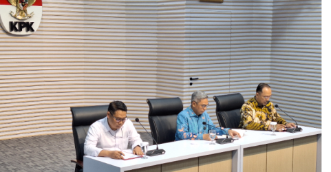 Ketua KPK Setyo Budianto (tengah) saat memberikan keterangan pers. Foto : Ist