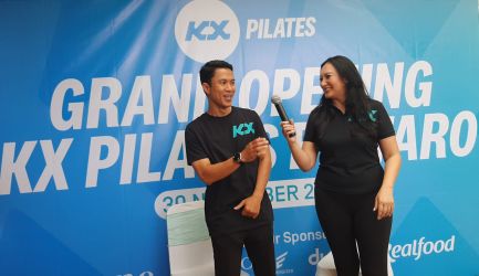 Regita Cahyani Presdir KX Pilates Indonesia bersama para trainer saat melakukan Press conference. Foto : Ist