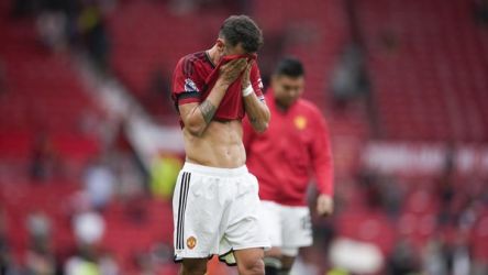 Skuad MU tertunduk lesu usai menelan kekalahan. Foto : Ist
