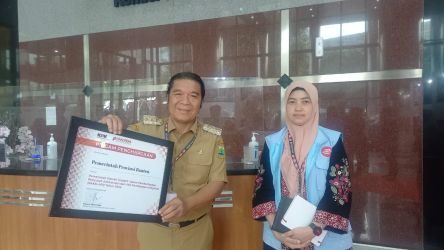 Penjabat Gubernur Banten Al Muktabar menerima penghargaan KPK Award dalam pembukaan kegiatan Peringatan Hakordia Tahun 2024 di Gedung Merah Putih KPK, Jl Kuningan Persada Kav. 4, Setiabudi, Jakarta Selatan, Senin (9/12).(yil)