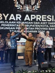 Plt Kepala BKAD Kota Tangsel saat menerima penghargaan di Serang, Senin (23/12).(rmn)
