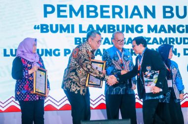 Wali Kota Tangsel Benyamin Davnie mendapatkan Pin Emas dari PWI pada peringatan Hari Pers Nasional (HPN) Banjar Masin, Kalimantan Selatan, Minggu (9/2).
