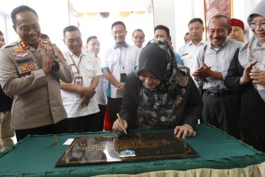 Bupati Pandeglang Irna Narulita didampingi Kapolres dan jajaran lainnya, sedang menandatangani prasasti gedung PSC 119 saat acara peresmian, Rabu (12/2).(pal)
