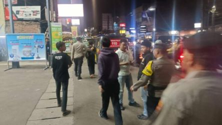 Polsek CIputat Timur mengamankan pak ogah di CIputat yang diduga kerap meresahkan pengendara.