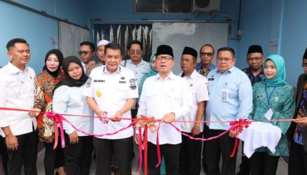Menteri Desa Pembangunan Daerah Tertinggal (PDT) Yandri Susanto, bersama Bupati Tangerang Moch Maesyal Rasyid tengah memotong pinta tanda peresmian Dapur Satuan Pelayanan Pemenuhan Gizi (SPPG), Rabu (14/5).