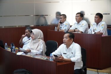 Bupati Pandeglang Raden Dewi Setiani didampingi jajarannya, sedang Musdes dengan 339 Desa dan Kelurahan secara virtual di ruang Pintar, Rabu (21/5).