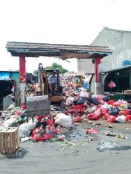 SAMPAH. Pengangkutan sampah di Pasar Cantik, Ciputat, Kamis (15/5). (Ist)