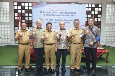 Wali Kota Tangerang, Sachrudin (ketiga dari kiri), berpose bersama usai menghadiri penandatanganan kerja sama antara Pemerintah Kota (Pemkot) Tangerang yang diwakili Dinas Lingkungan Hidup (DLH) dengan PT Solusi Bangun Indonesia (SBI) terkait pengelolaan sampah dengan teknologi Refuse Derived Fuel (RDF).