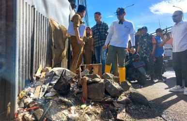 PENERTIBAN. Wakil Wali Kota Tangsel, Pilar Saga Ichsan saat mengangkut sampah di kawasan Pasar Ciputat, Selasa (27/5). Foto : Ist