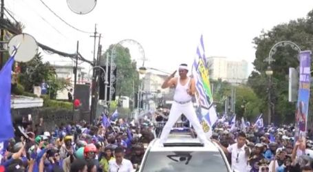 Gubernur Jabar Dedi Mulyadi saat merayakan kemenangan Persib. Foto : Ist
