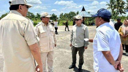 Pengusaha Andi Syamsuddin Arsyad (no 2 kanan) saat berada di Marauke mendapingi Kunker Presiden Prabowo. Foto : Ist