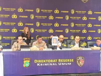 Polisi memampang wajah Ketua Ormas di Tangsel yang jadi DPO buntut kasus kericuhan di RSU Tangsel, Senin (26/5).