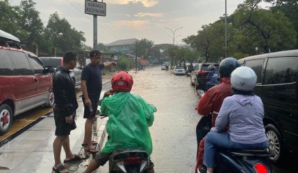 TERGENANG. Jalan Raya Ciater tergenang air setinggi betis orang dewasa. Foto : Ist