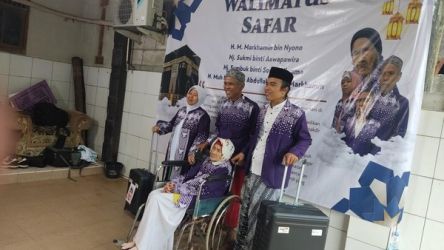 Nenek Sumbuk 109 tahun (korsi roda) beserta rombongan. Foto : Ist