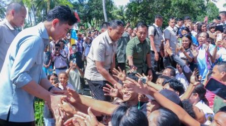 Wapres Gibran saat menyapa warga di NTT. Foto : Ist