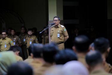 Wakil Wali Kota Tangerang, Maryono, tampak memberikan arahan saat pelaksanaan apel pagi yang berlangsung di Pusat Pemerintahan Kota (Puspemkot) Tangerang, Senin (26/5).