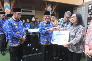 Wali Kota Tangerang, Sachrudin, secara simbolis menyerahkan piagam penghargaan kepada para pengembang di Kota Tangerang karena telah menyerahkan Prasarana, Sarana dan Utilitas (PSU) kepada Pemerintah Daerah (Pemda) setempat.